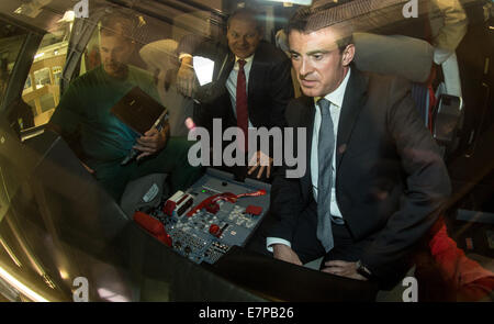 Hambourg, Allemagne. 22 Sep, 2014. Le Premier ministre français Manuel Valls (R), maire de Hambourg Olaf Scholz (C) et un technicien d'Airbus s'asseoir dans le cockpit d'un Airbus A380 lors d'une visite de l'usine d'Airbus à Hambourg, Allemagne, 22 septembre 2014. Le Premier ministre français, Valls et ministre de l'économie Macron visité Hambourg. Photo : AXEL HEIMKEN/DPA/Alamy Live News Banque D'Images