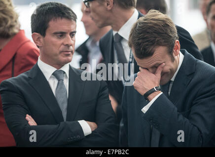 Hambourg, Allemagne. 22 Sep, 2014. Ministre de l'économie, le renouveau industriel et la technologie de l'information Emmanuel Macron (R) et le Premier ministre français Manuel Valls parler lors d'une visite de l'usine d'Airbus à Hambourg, Allemagne, 22 septembre 2014. Le Premier ministre français, Valls et ministre de l'économie Macron visité Hambourg. Photo : AXEL HEIMKEN/DPA/Alamy Live News Banque D'Images