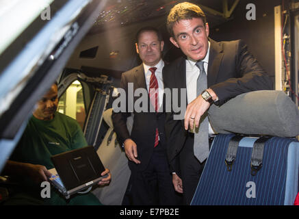 Hambourg, Allemagne. 22 Sep, 2014. Le Premier ministre français Manuel Valls (R), maire de Hambourg Olaf Scholz (C) et un technicien d'Airbus voir le cockpit d'un Airbus A380 lors d'une visite de l'usine d'Airbus à Hambourg, Allemagne, 22 septembre 2014. Le Premier ministre français, Valls et ministre de l'économie Macron visité Hambourg. Photo : AXEL HEIMKEN/DPA/Alamy Live News Banque D'Images