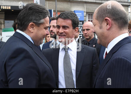 Hambourg, Allemagne. 22 Sep, 2014. Le ministre allemand des affaires économiques et de l'énergie Sigmar Gabriel (L) accueille le Premier ministre français Manuel Valls (C) et le maire de Hambourg Olaf Scholz (R) en face de l'hôtel de ville de Hambourg (Allemagne), 22 septembre 2014. Le Premier ministre français, Valls et ministre de l'économie Macron visité Hambourg. Photo : MARCUS BRANDT/DPA/Alamy Live News Banque D'Images