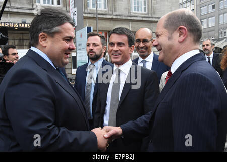 Hambourg, Allemagne. 22 Sep, 2014. Le ministre allemand des affaires économiques et de l'énergie Sigmar Gabriel (L) accueille le Premier ministre français Manuel Valls (C) et le maire de Hambourg Olaf Scholz (R) en face de l'hôtel de ville de Hambourg (Allemagne), 22 septembre 2014. Le Premier ministre français, Valls et ministre de l'économie Macron visité Hambourg. Photo : MARCUS BRANDT/DPA/Alamy Live News Banque D'Images