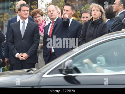 Hambourg, Allemagne. 22 Sep, 2014. Le Premier ministre français Manuel Valls (L) et le maire de Hambourg Olaf Scholz (3-L) d'attente à un feu de circulation à Hambourg, Allemagne, 22 septembre 2014. Le Premier ministre français, Valls et ministre de l'économie Macron visité Hambourg. Photo : MARCUS BRANDT/DPA/Alamy Live News Banque D'Images