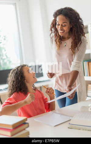 Girl (8-9) Résultat de l'essai de réception en classe Banque D'Images