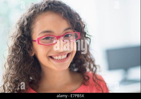 Portrait de lycéenne (8-9) portant des lunettes rose Banque D'Images