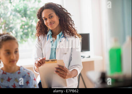 Female doctor examining girl (8-9) Banque D'Images