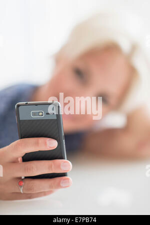 Woman using cell phone Banque D'Images