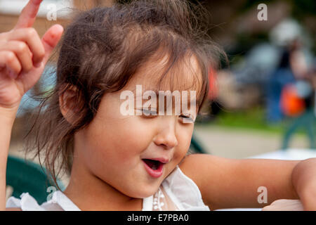 Happy Little Girl Playing Hartfield, Fête du Village, Sussex, Angleterre Banque D'Images