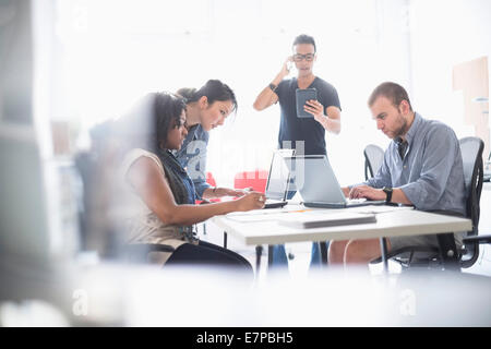 Les femmes et les hommes travaillant dans office Banque D'Images