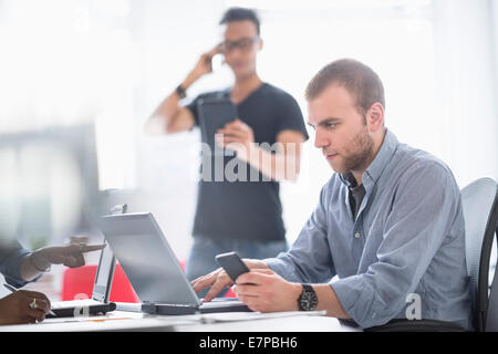 People working in office Banque D'Images