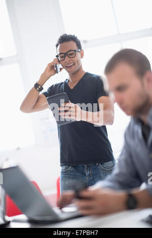 Men working in office Banque D'Images