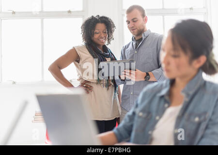 Homme et femmes working in office Banque D'Images