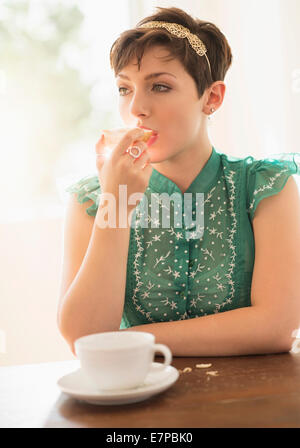 Portrait de brunette eating bread Banque D'Images