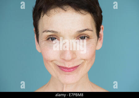 Portrait of smiling senior woman Banque D'Images