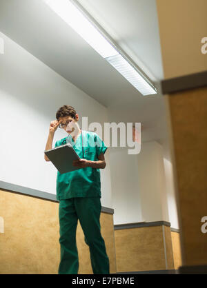 Doctor in hospital corridor Banque D'Images