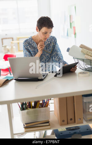 Senior business woman using tablet pc in office Banque D'Images