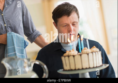 L'homme avec le syndrome de celebrating birthday Banque D'Images