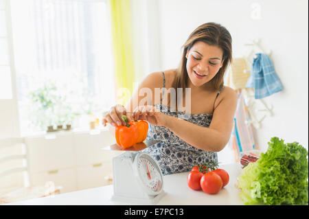 Woman preparing meal Banque D'Images