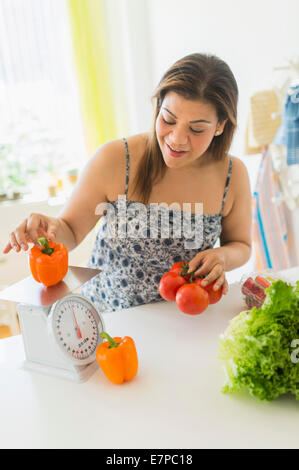 Woman preparing meal Banque D'Images