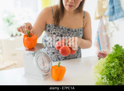 Woman preparing meal Banque D'Images