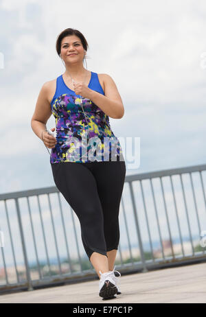 Woman jogging on bridge Banque D'Images