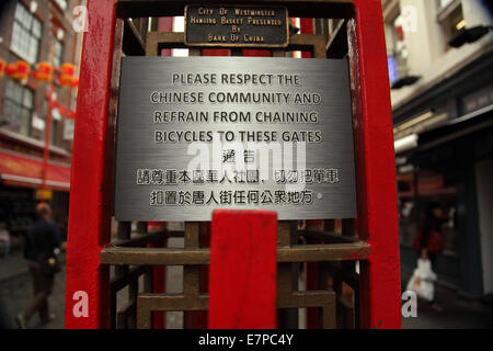 Signe Public dans le quartier chinois de Londres, accueil de la communauté chinoise qui demande à ne pas être enchaînés aux portes de Gerrard Street. Banque D'Images