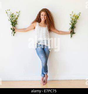 Portrait de femme avec des bouquets de fleurs dans les mains Banque D'Images