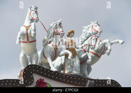 Munich, Allemagne. 22 Sep, 2014. Statues de chevaux sont représentées sur le toit de la tente du festival Marstall à l'Oktoberfest de Munich, Allemagne, 22 septembre 2014. Les chevaux sont closesly connecté à chevaux. L'Oktoberfest est la plus grande fête foraine et il est le produit de la tenue des courses de chevaux en l'honneur du couple royal suite nuptiale Louis de Bavière et de Thérèse de Saxe-Hildburghausen. Photo : FELIX HOERHAGER/DPA/Alamy Live News Banque D'Images