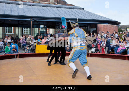 Great Yarmouth, UK, 21 Septembre, 2014. Là-Festival, à Great Yarmouth. Des artistes du cirque d'insectes l'exécuter à la fois traditionnelle et bizarre de cirque dans l'anneau mis en scène dans la ville de Saint George's Plaza. Credit : Adrian Buck/Alamy Live News Banque D'Images