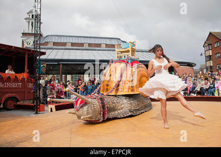 Great Yarmouth, UK, 21 Septembre, 2014. Là-Festival, à Great Yarmouth. Des artistes du cirque d'insectes l'exécuter à la fois traditionnelle et bizarre de cirque dans l'anneau mis en scène dans la ville de Saint George's Plaza. Credit : Adrian Buck/Alamy Live News Banque D'Images