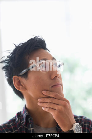 Portrait de l'homme en contemplant Banque D'Images