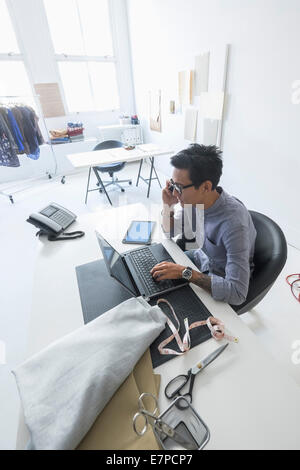 Fashion designer working in studio Banque D'Images
