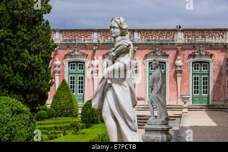 Le Portugal, Queluz, Sculptures en face du Palais National de Queluz Banque D'Images