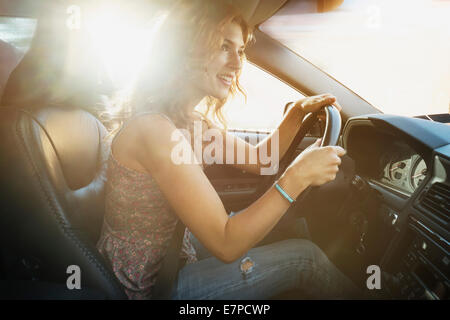 Young woman driving car Banque D'Images