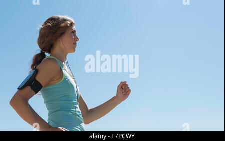 Side view of young woman jogging Banque D'Images