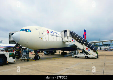 Aéroport international Charles de Gaulle CDG Paris France Europe Delta avion passagers Banque D'Images