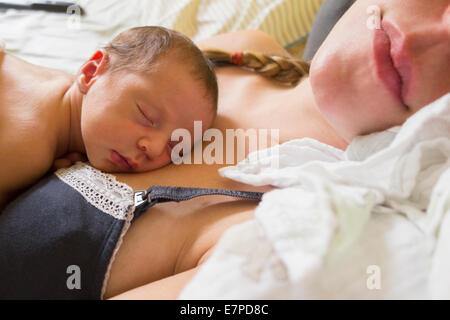 Mother holding newborn fille Banque D'Images