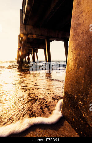 USA, Floride, Jupiter, Pier at sunset Banque D'Images