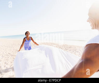 Homme et femme sur la plage Banque D'Images