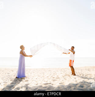 Homme et femme sur la plage Banque D'Images