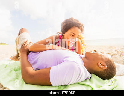 Young couple relaxing on beach Banque D'Images