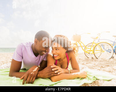 Young couple relaxing on beach Banque D'Images