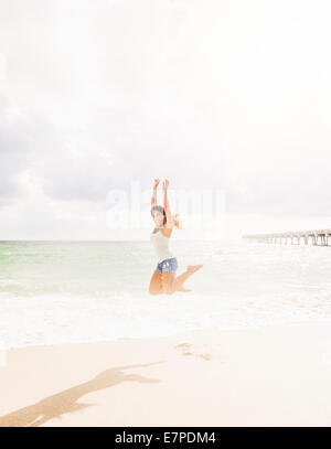 USA, Floride, Jupiter, Happy woman on beach Banque D'Images