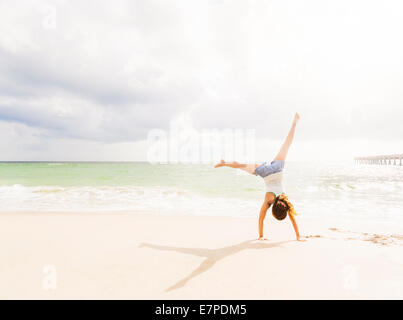 Woman on beach Banque D'Images