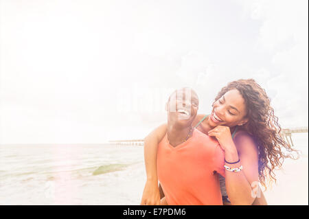 USA, Floride, Jupiter, Young couple playing on beach Banque D'Images