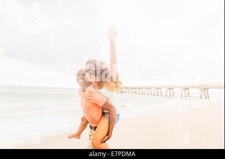 USA, Floride, Jupiter, Young couple playing on beach Banque D'Images