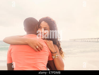 USA, Floride, Jupiter, Young couple embracing on beach Banque D'Images