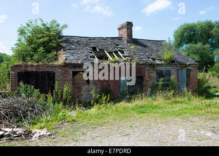 Bâtiment vétuste et délabré sur le Trent et Mersey Canal à Rode Heath Cheshire England Royaume-Uni UK Banque D'Images