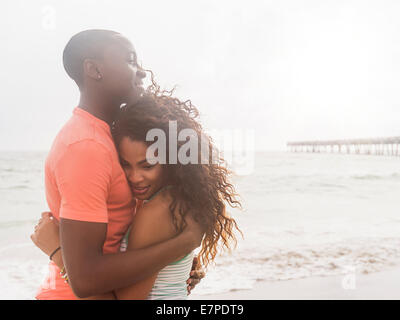 USA, Floride, Jupiter, Young couple embracing on beach Banque D'Images