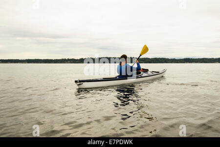 L'État de Washington, USA, Olympia, l'homme kayak sur le lac Banque D'Images