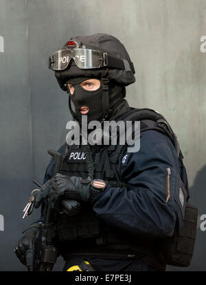 Glasgow, Royaume-Uni. 22 Sep, 2014. Des armes à feu de la spécialiste de l'Unité des armes à feu tactique assister à un siège dans la région de Boyd Street à Govanhill, Glasgow, à l'égard d'un ancien prisonnier Jonathan Kelly, 33 ans, à partir de la zone de la ville Drumchapel portés disparus après avoir violé ses conditions de mise en liberté sous caution. 22 septembre, 2014 Crédit : Sam Kovak/Alamy Live News Banque D'Images